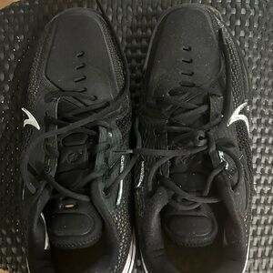 Pre-owned. Size 12. GT Cut